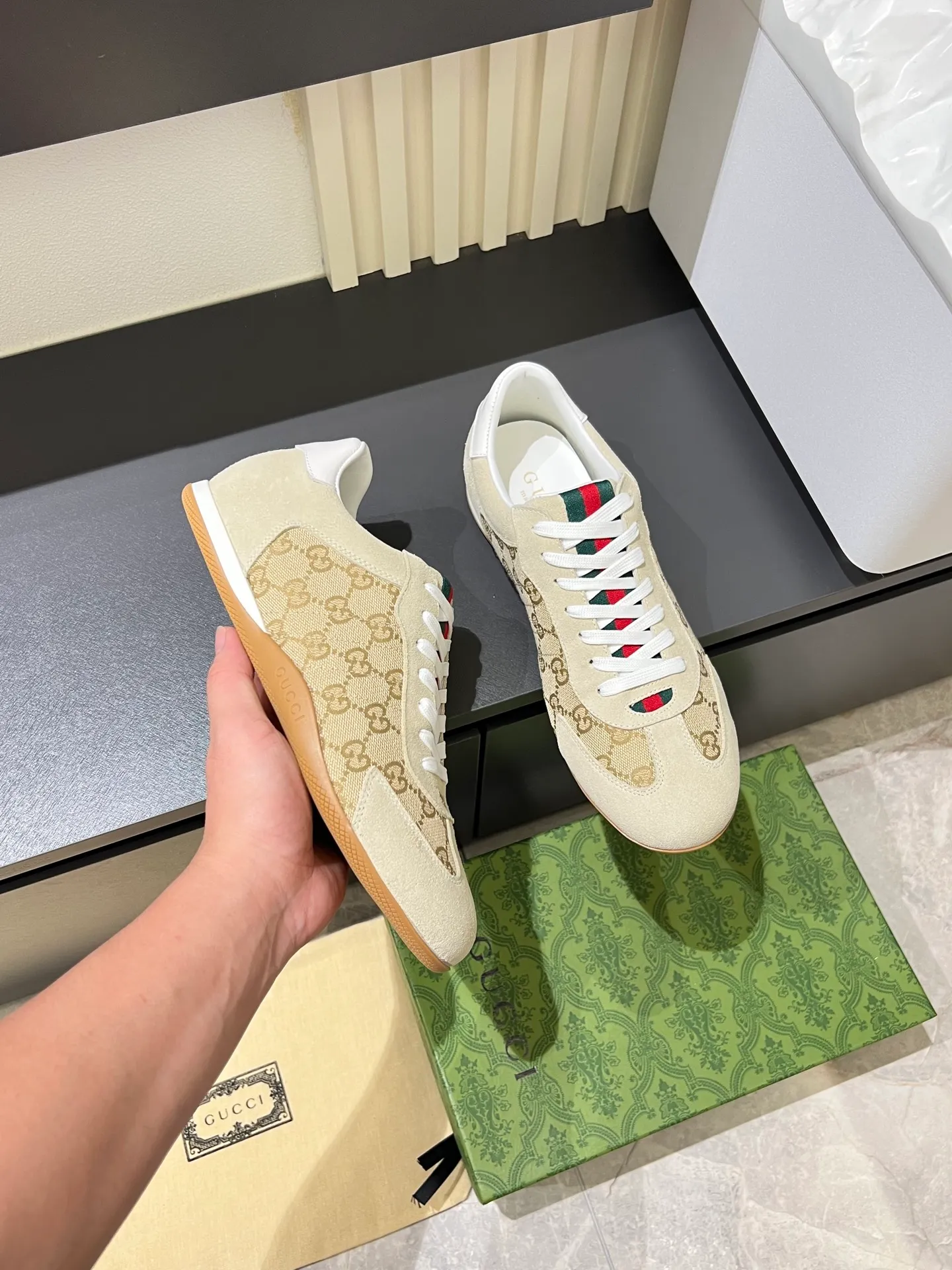 Men's shoes 💰p400 Gucci Shift series sports shoes, featuring lightweight thin sole design, suede + canvas + technical fabric splicing, perfect texture! The tongue and heel have red and green webbing, which is highly recognizable✨. The classic brown + off-white color scheme is retro and modern. The shell-toe shoe shape makes the feet smaller. It is perfect for daily wear or skirts and trousers. The upper fabric + elastic heel is easy to put on and take off, and the wrapping feeling is comfortable. It can be used for commuting and leisure. It has become one of Demna Gvasalia’s hottest items after taking over🔥. size: 38-45!